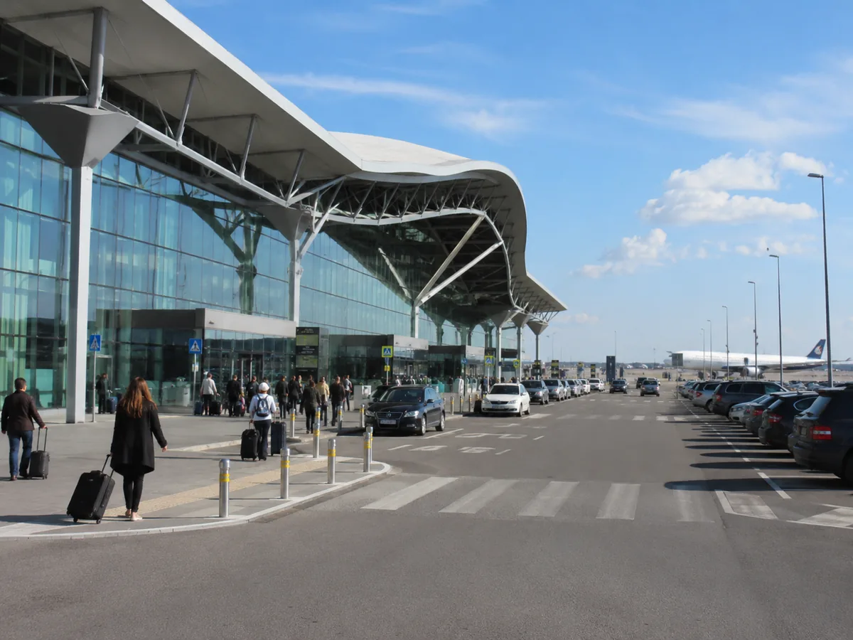 Aerodromski terminal sa pristupnom cestom, vozilima i parking zonom